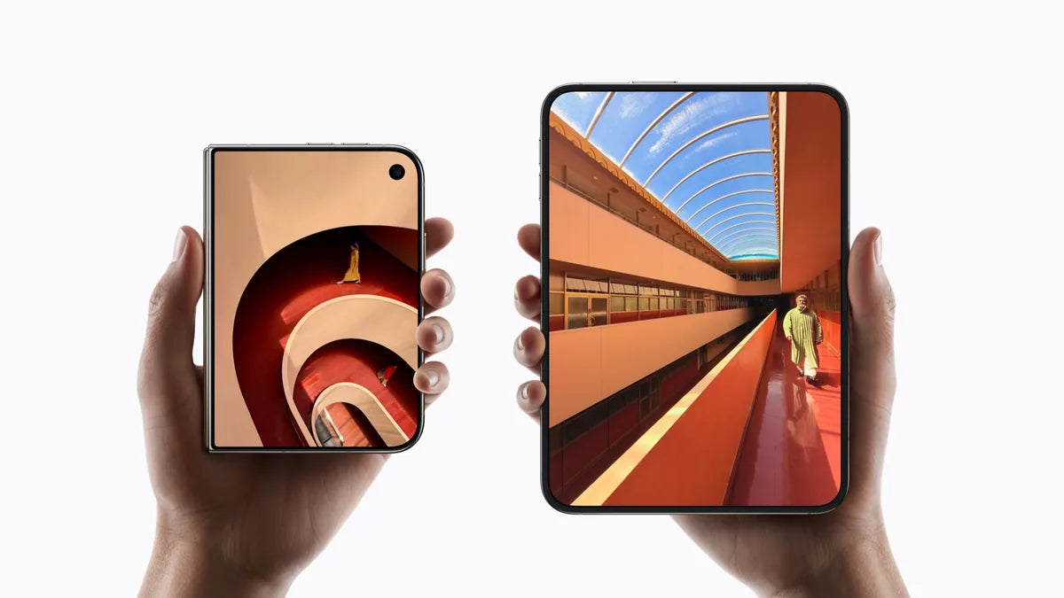 iPhone Duo s rozloženým vnitřním displejem